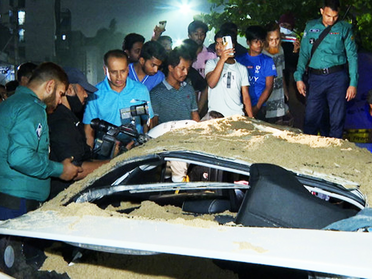 বিজয় সরণিতে প্রাইভেটকারের ওপর বালুবাহী ট্রাক, ১ ঘণ্টা পর চালক উদ্ধার